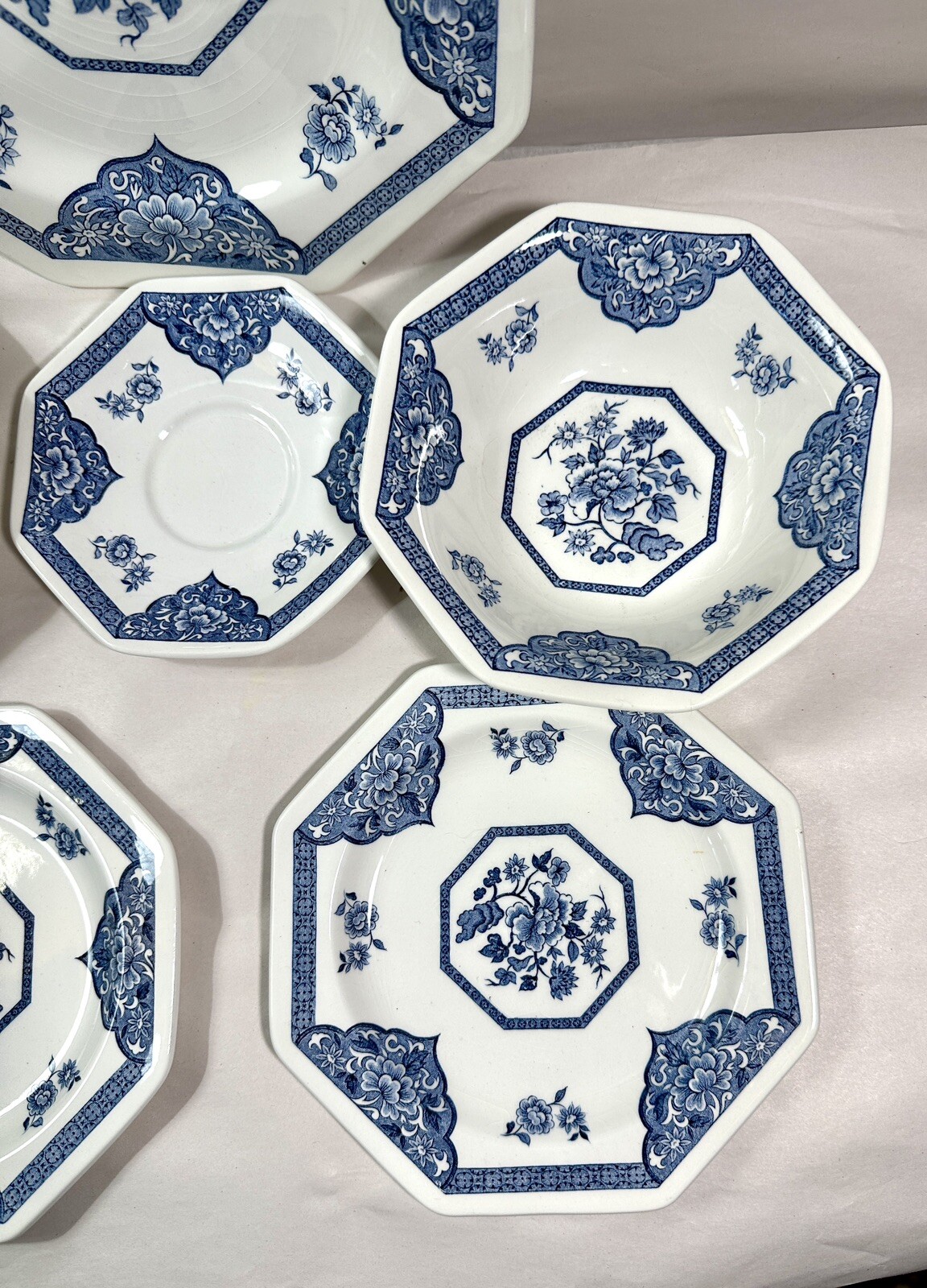 Old Pekin J&G Meakin Royal Staffordshire Ironstone Plates and Bowls - Image 4