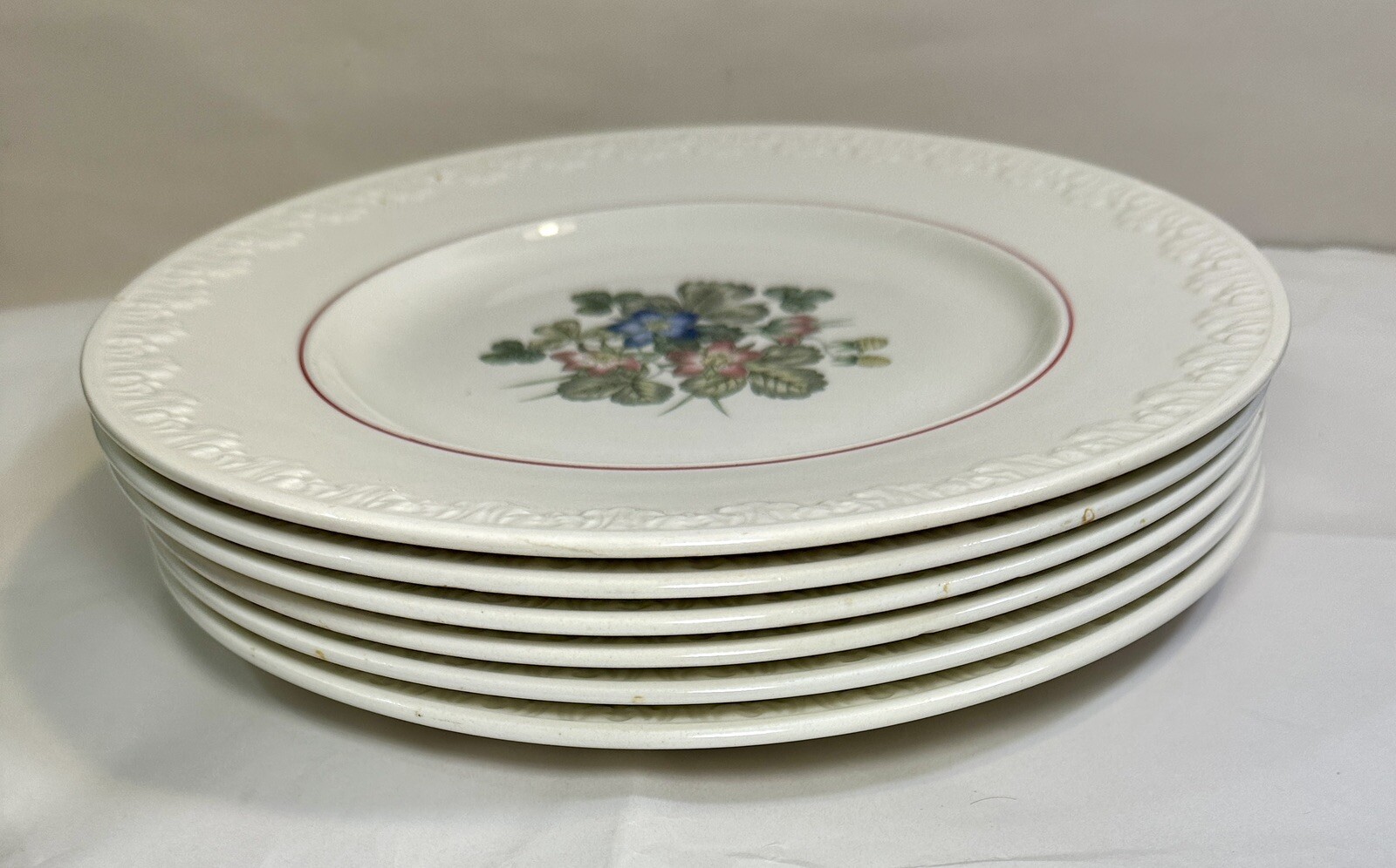 6 (Six) Wedgwood PEMBROKE Luncheon Plates Corinthian T428 -- 9 5/8" - Image 4