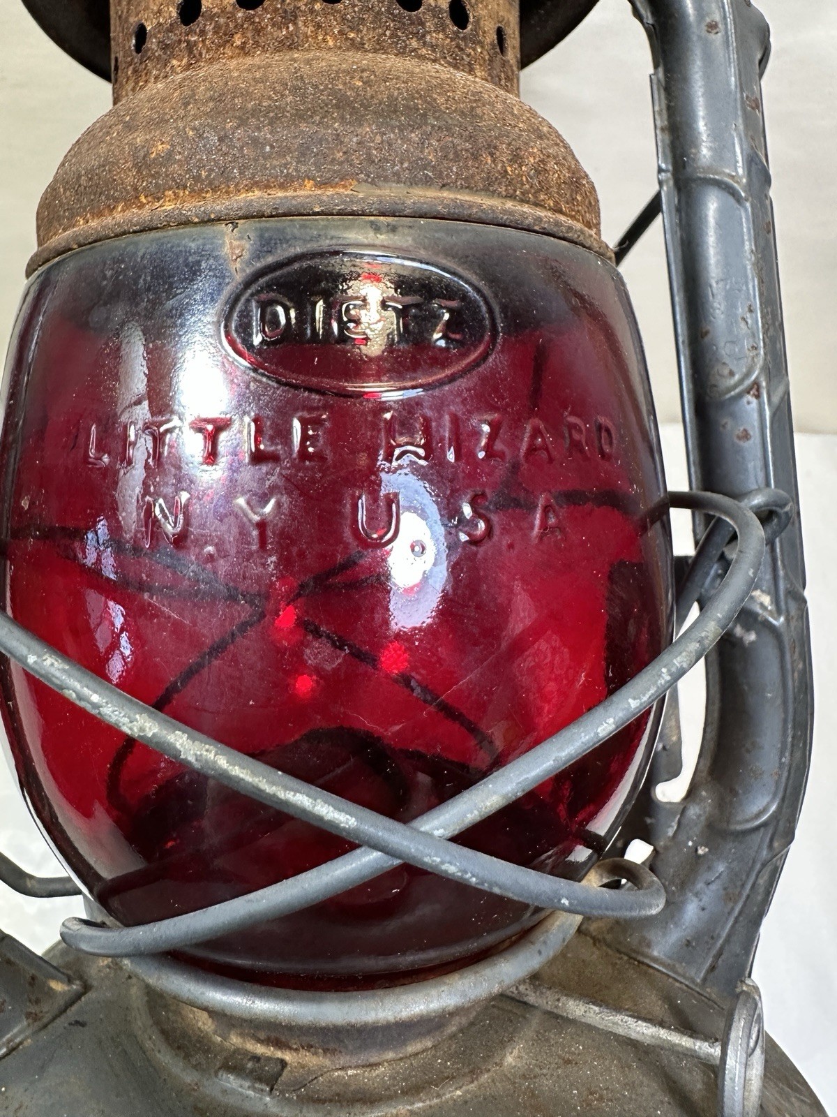 Vintage 1946 Gray Dietz Little Wizard Kerosene Lantern Red Loc-Nob Globe  - Image 1