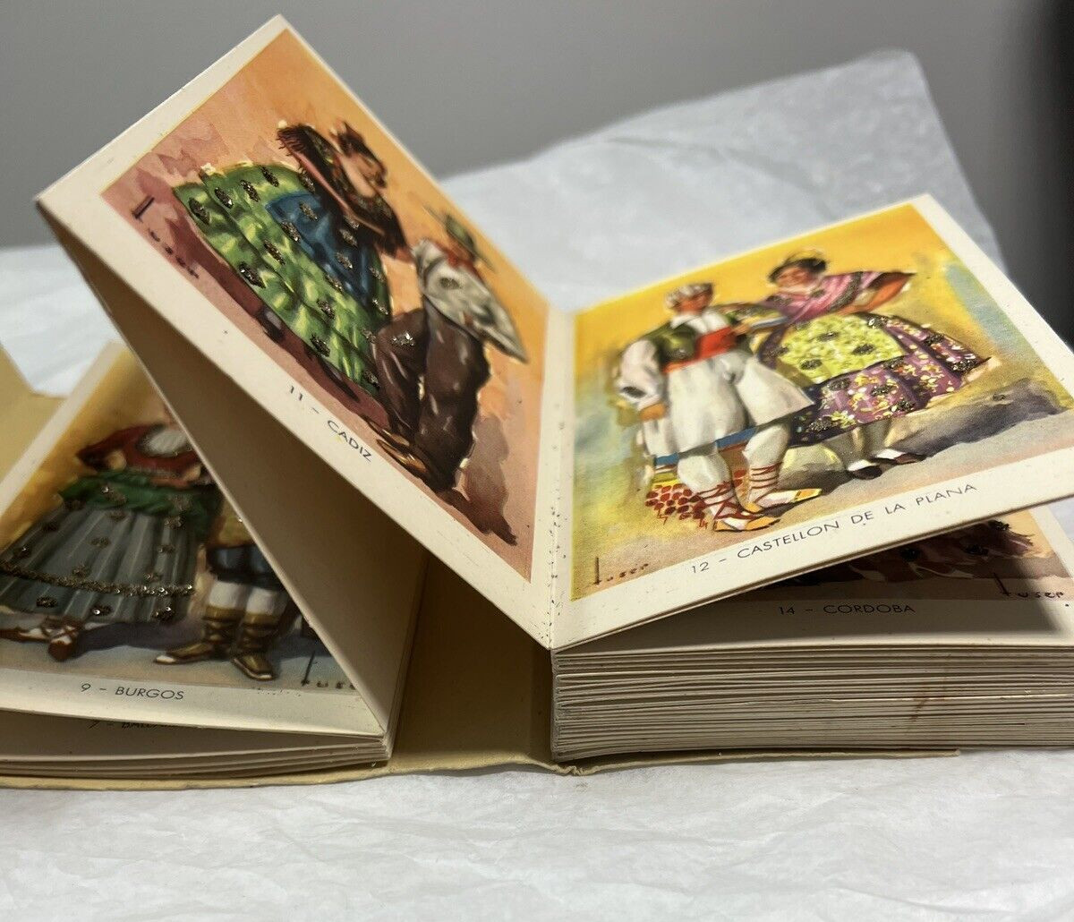 Trajes Tipicos Españoles - Notebook of 50 Postcards - Video - Image 4