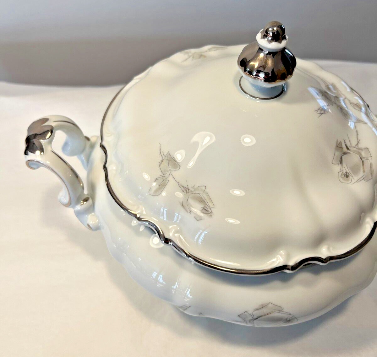 Hutschenreuther Sylvia Gray Rose / Platinum Round 9" Covered Vegetable Dish NEW - Image 4