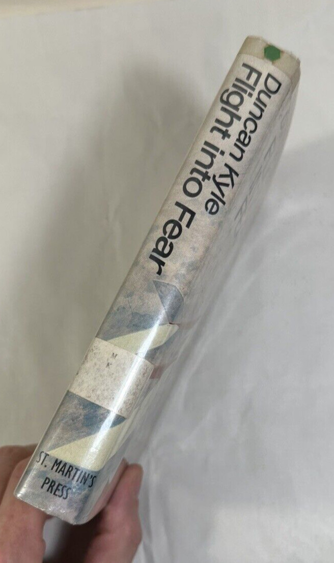 FLIGHT INTO FEAR by Duncan Kyle - 1972  First Edition Hardcover / Dust jacket - Image 4