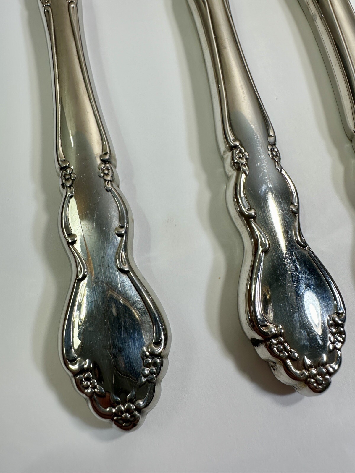 Five (5) Oneida Stainless Dover (Glossy) Dinner Knives - Unused - Image 4