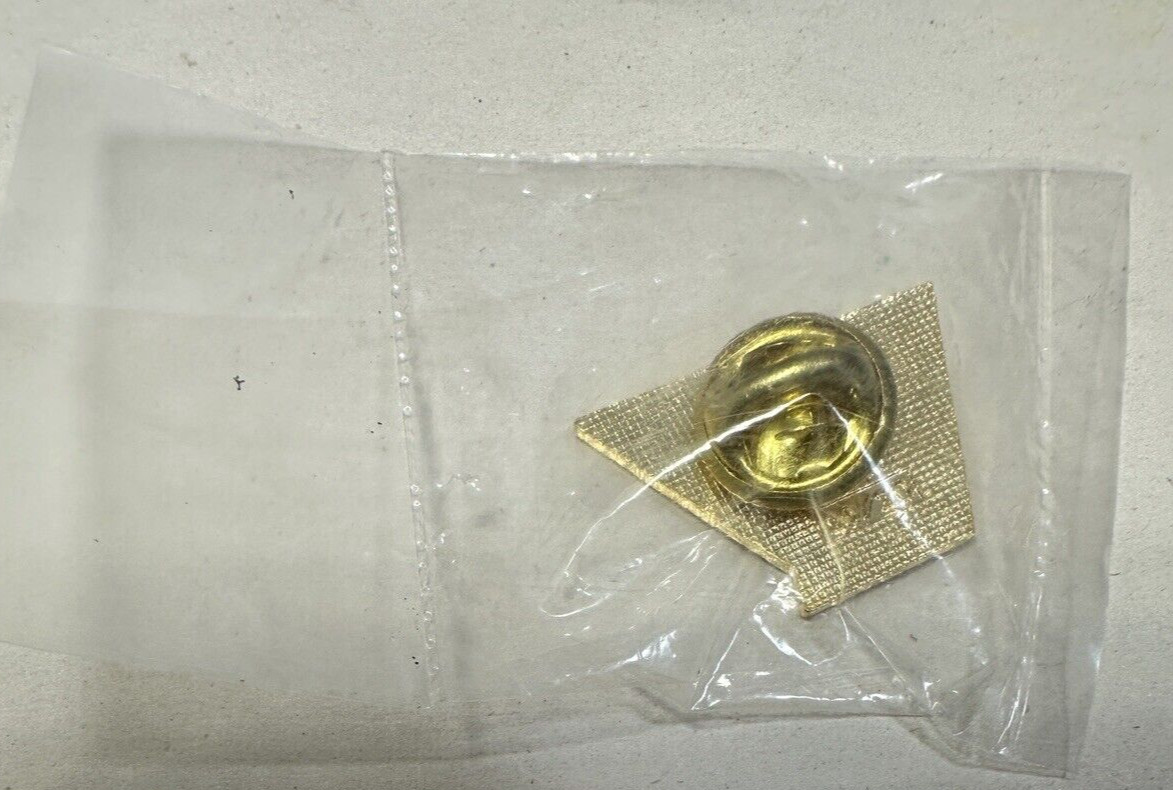 Valvoline Racing Vintage Lapel Pin - Race Car Team 22 Eagle Automobile Souvenir - Image 1