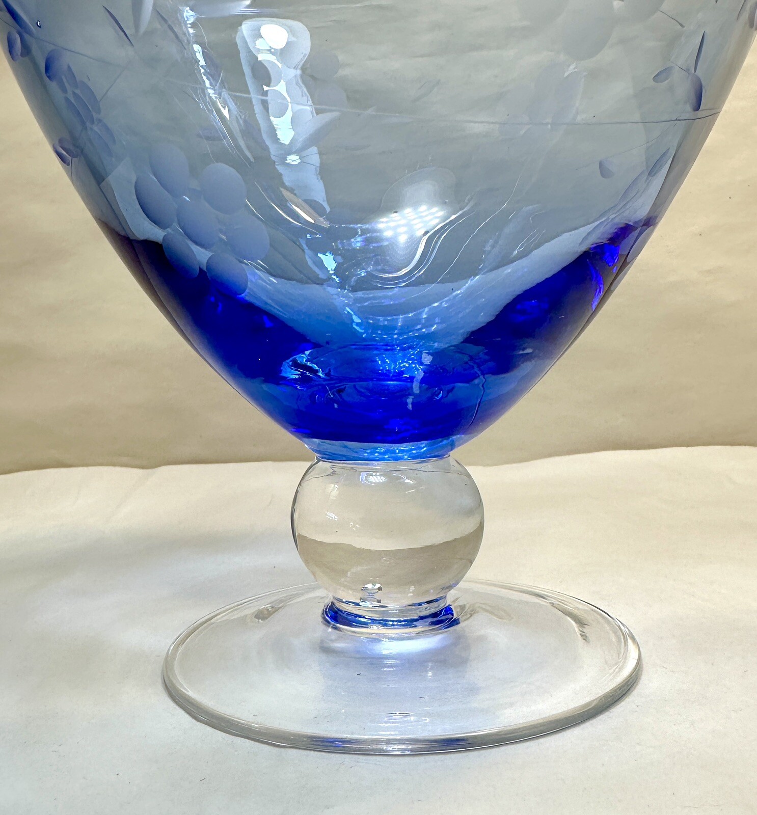 Ftd Florists Transworld Delivery Blue Etched Glass Pedestal Vase 9" Tall - Image 4