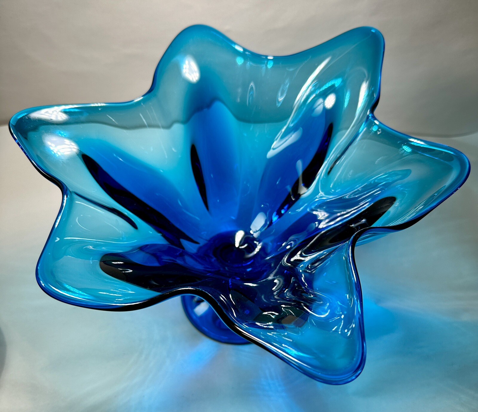 L.E. Smith Glass Peacock Blue Footed Compote / Fruit Bowl (#6101) - circa 1967 - Image 4