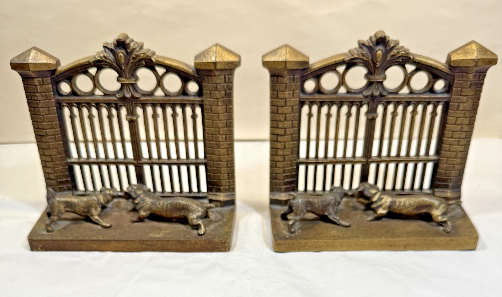 B&H Bookends - Dogs at the Gate - Image 10