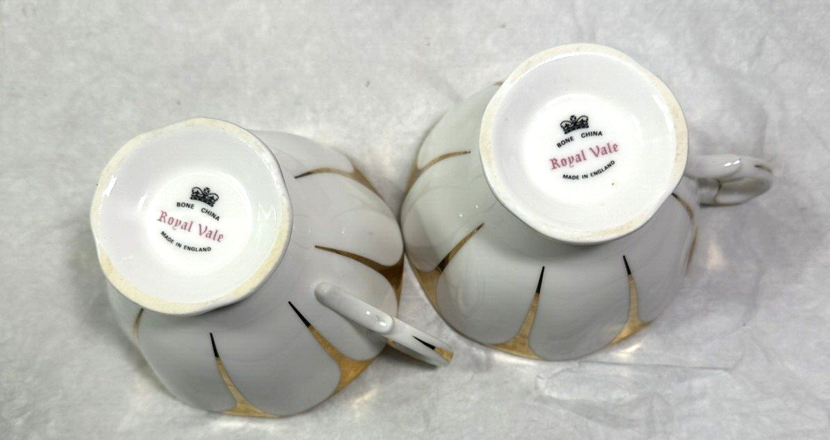 Royal Vale White and Gold Footed Teacups and Side Plate - 1960 - Image 7