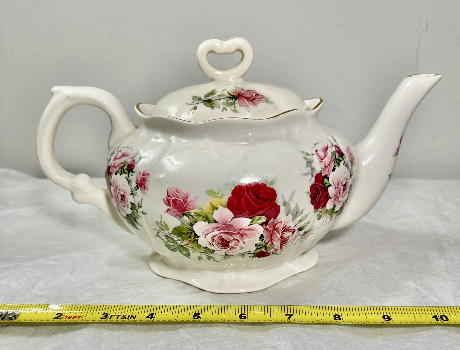 CROWNE OAKES DESIGNS NEW YORK TEAPOT RED & PINK ROSES - Image 1