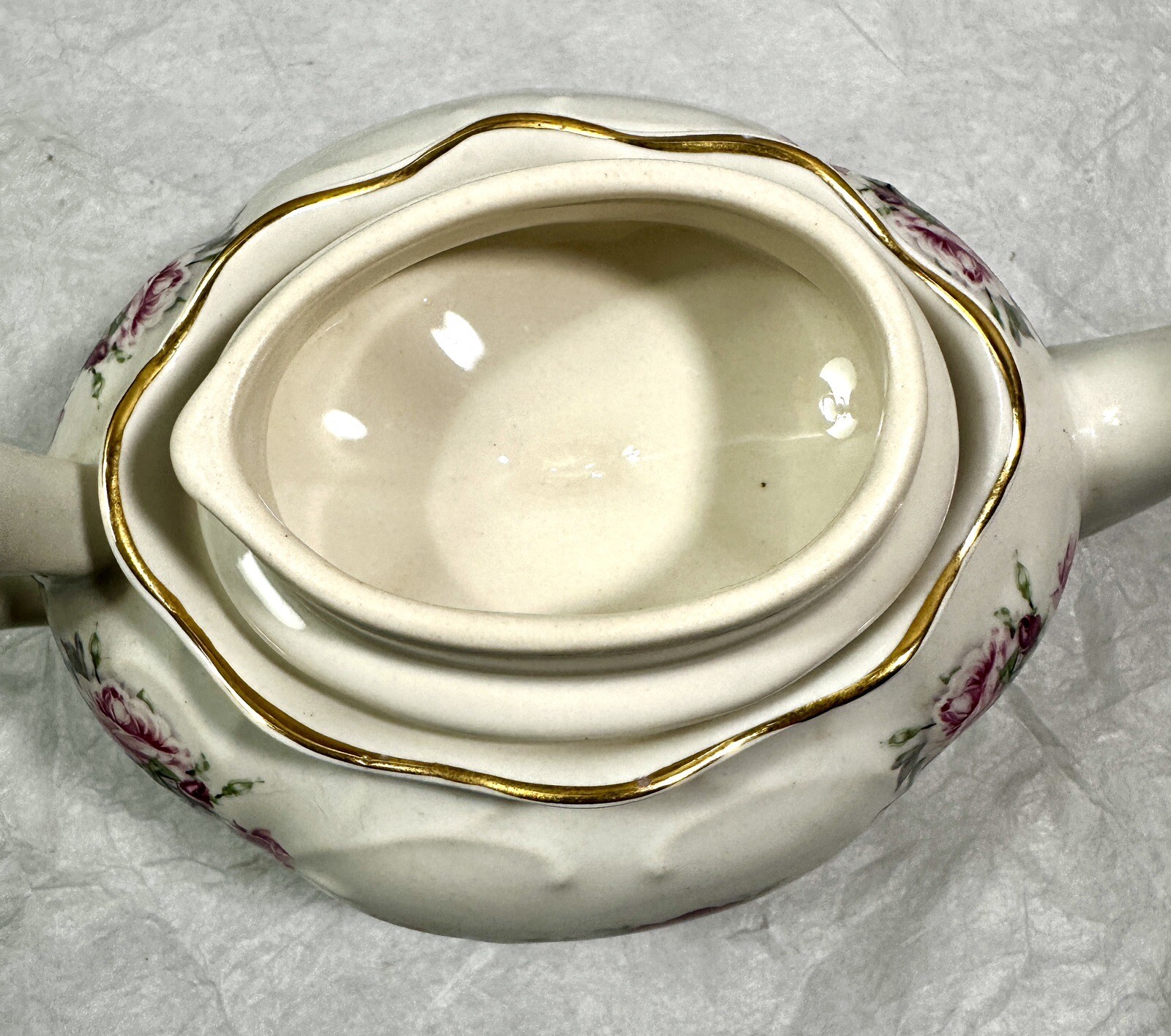 CROWNE OAKES DESIGNS NEW YORK TEAPOT RED & PINK ROSES - Image 4