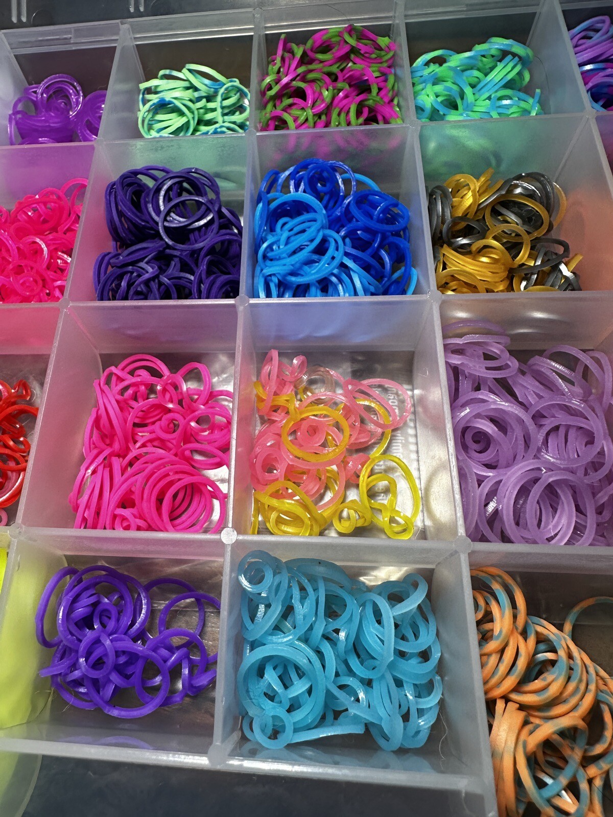Rainbow Loom Rubber Bands - Hundreds of Brand New, MultiColor in Compartment Box - Image 3