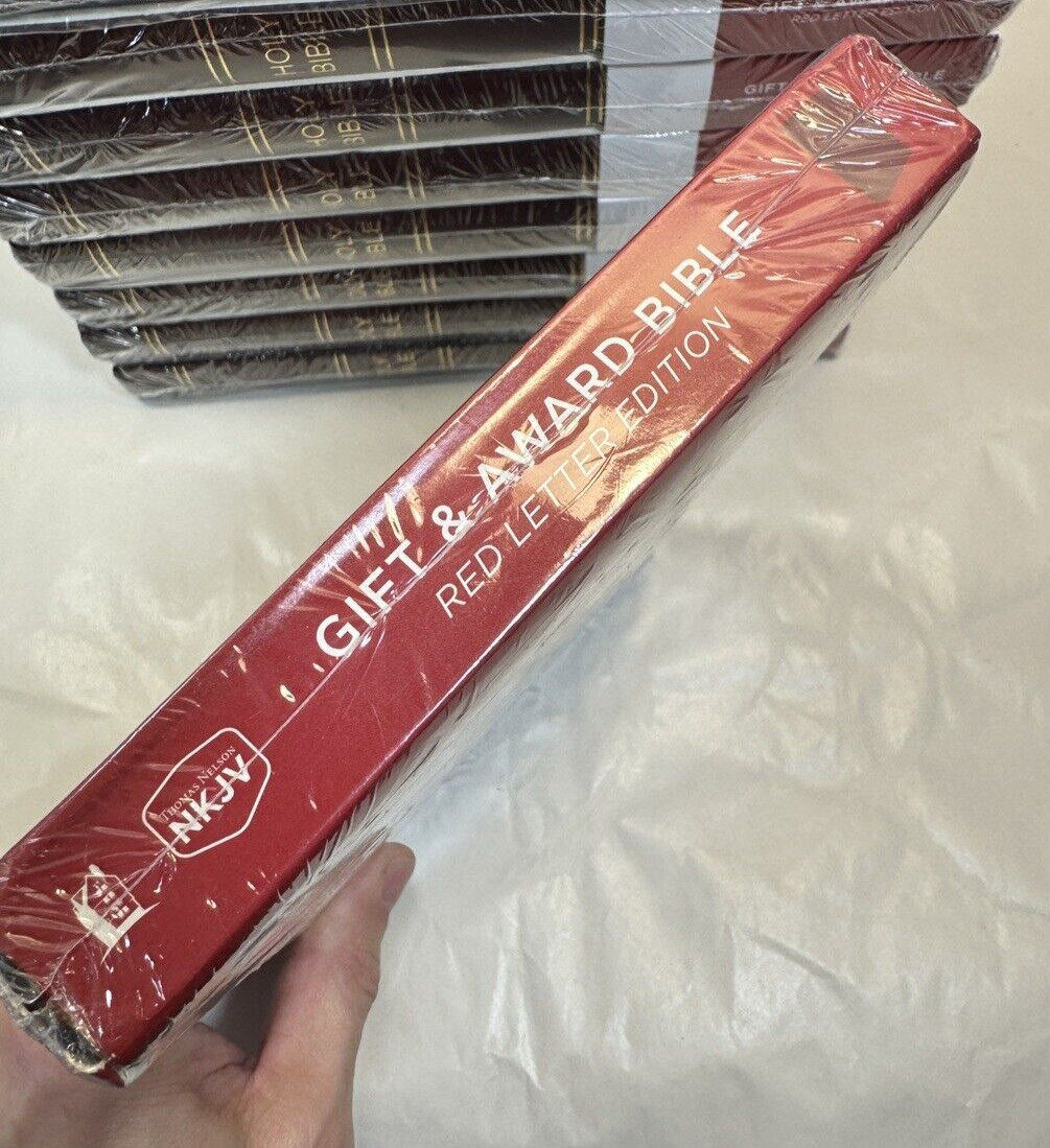 One (1) NKJV Gift and Award Bible - Burgundy Leatherflex - Thomas Nelson Inc. - Image 1