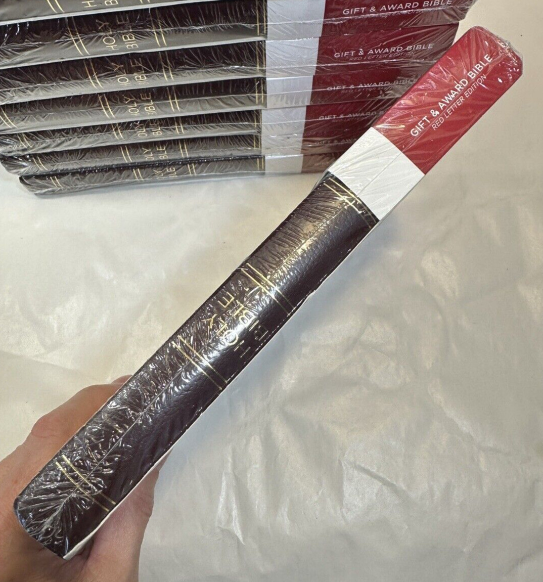 One (1) NKJV Gift and Award Bible - Burgundy Leatherflex - Thomas Nelson Inc. - Image 2