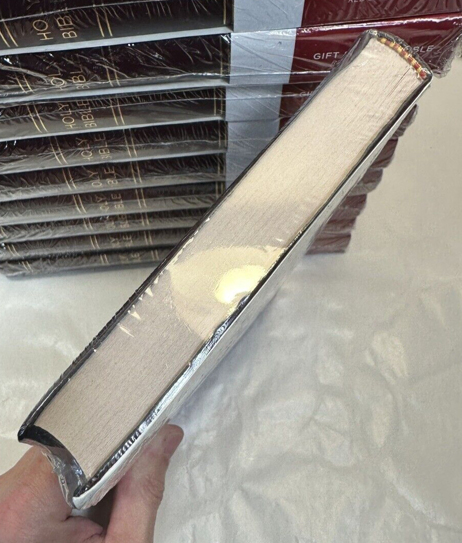 One (1) NKJV Gift and Award Bible - Burgundy Leatherflex - Thomas Nelson Inc. - Image 3