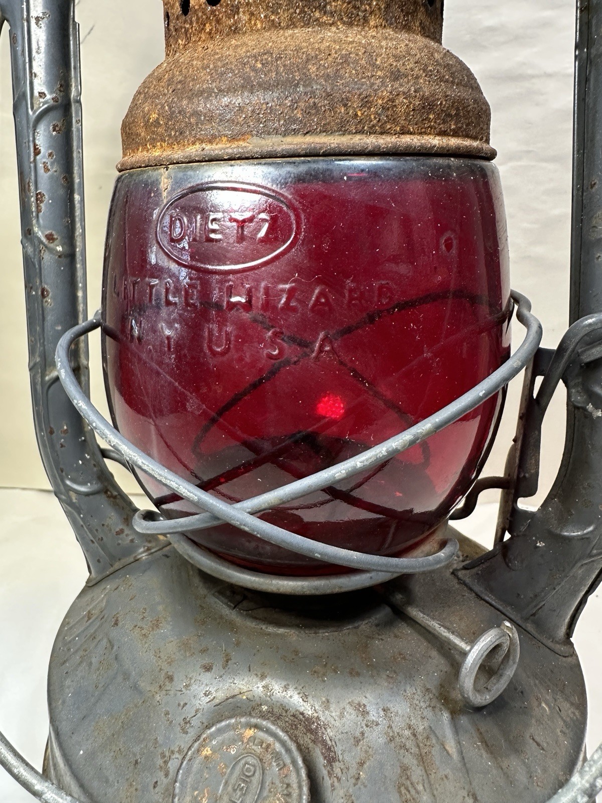 Vintage 1946 Gray Dietz Little Wizard Kerosene Lantern Red Loc-Nob Globe  - Image 2