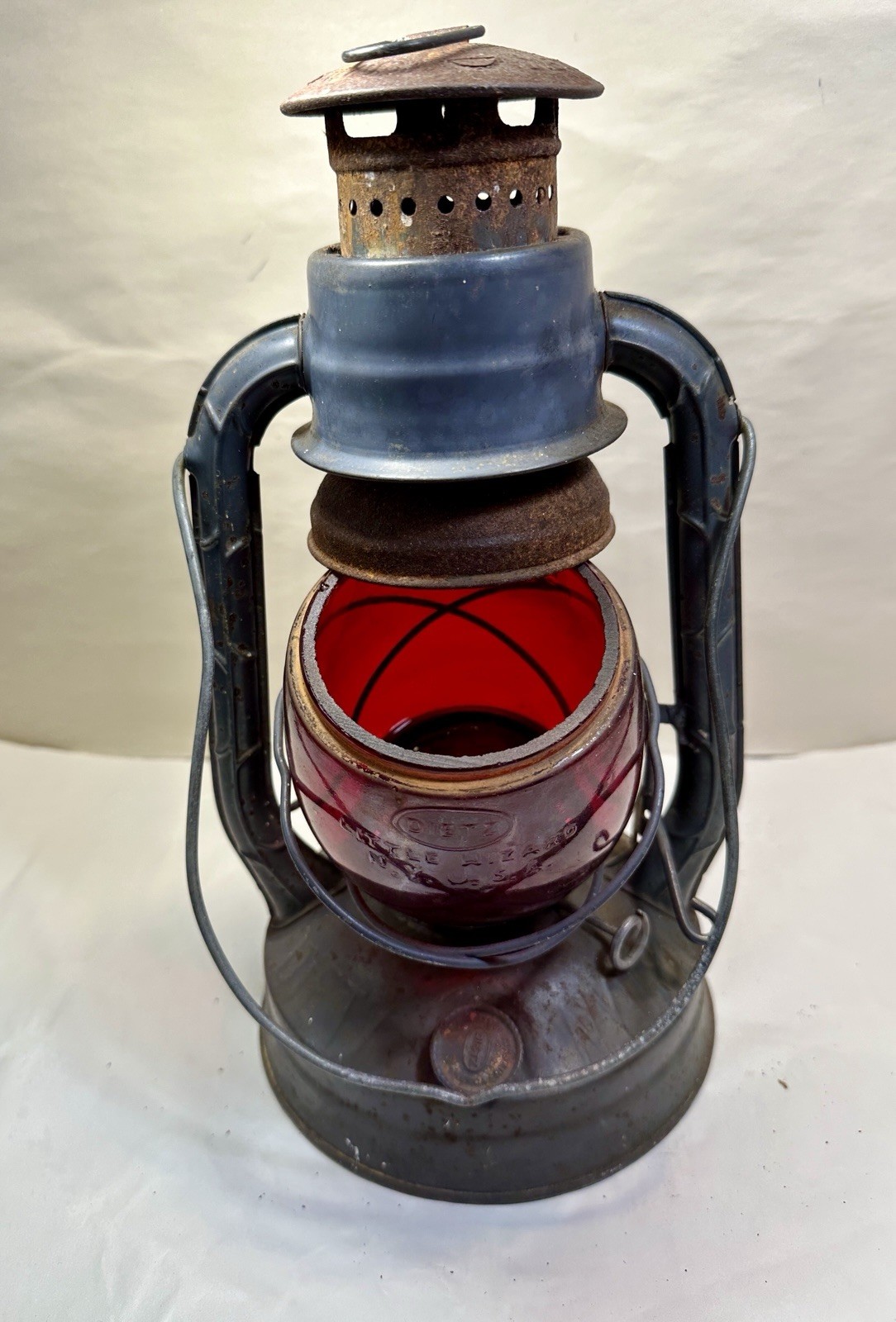 Vintage 1946 Gray Dietz Little Wizard Kerosene Lantern Red Loc-Nob Globe  - Image 4
