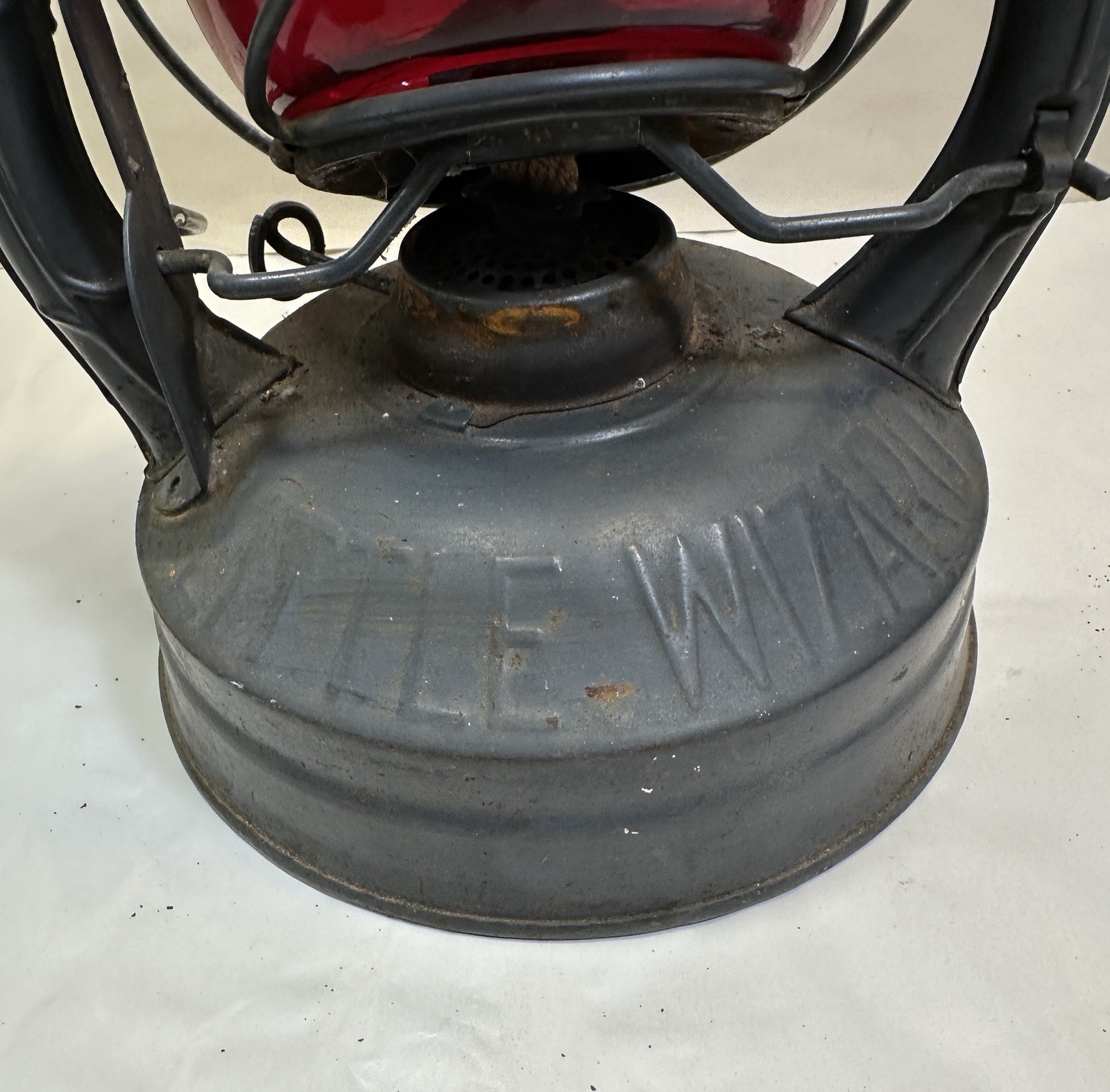 Vintage 1946 Gray Dietz Little Wizard Kerosene Lantern Red Loc-Nob Globe  - Image 7