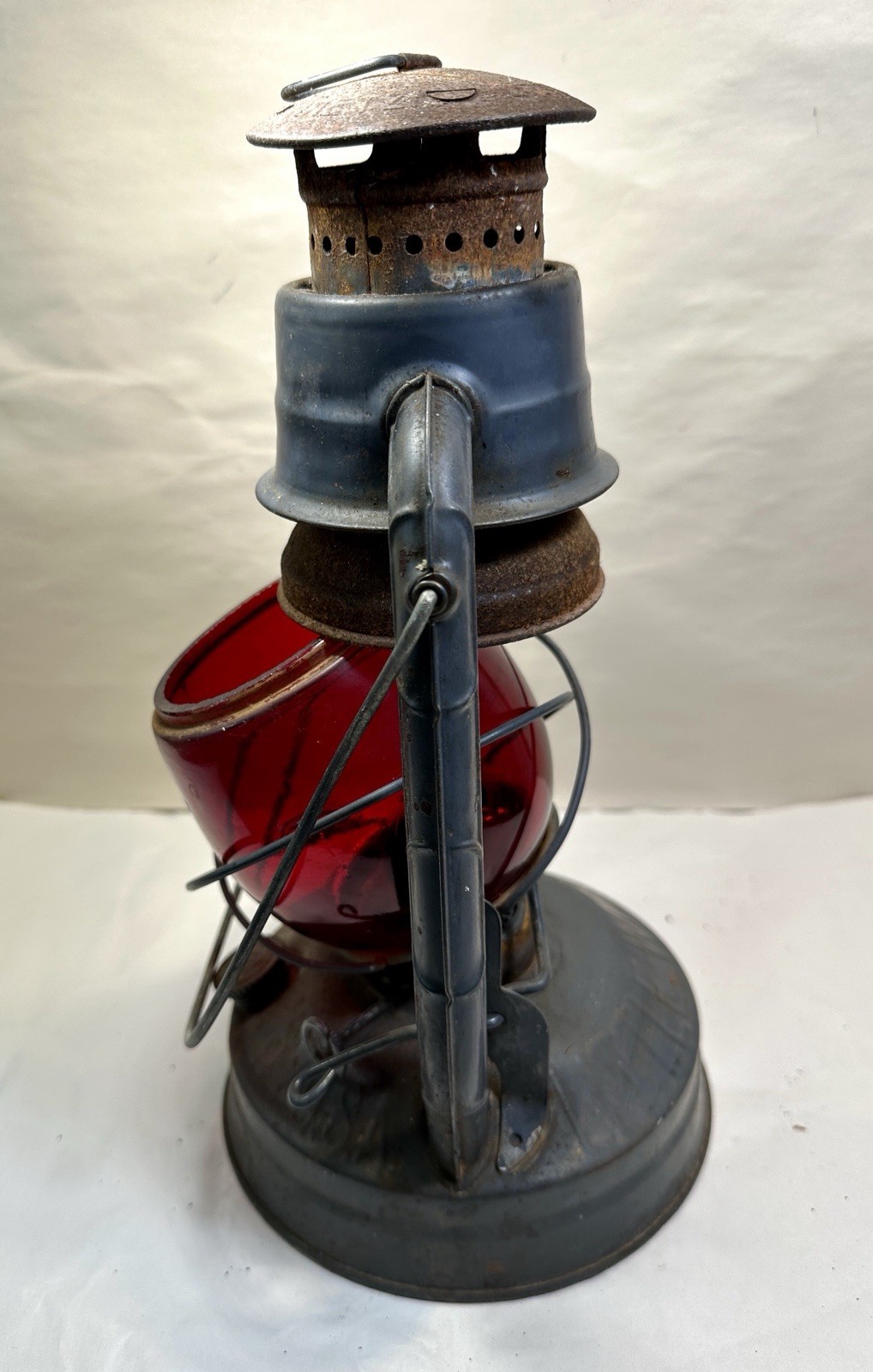 Vintage 1946 Gray Dietz Little Wizard Kerosene Lantern Red Loc-Nob Globe  - Image 8