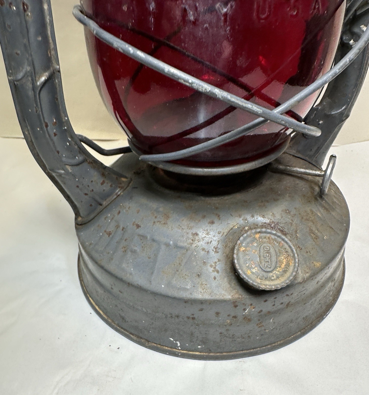 Vintage 1946 Gray Dietz Little Wizard Kerosene Lantern Red Loc-Nob Globe  - Image 9