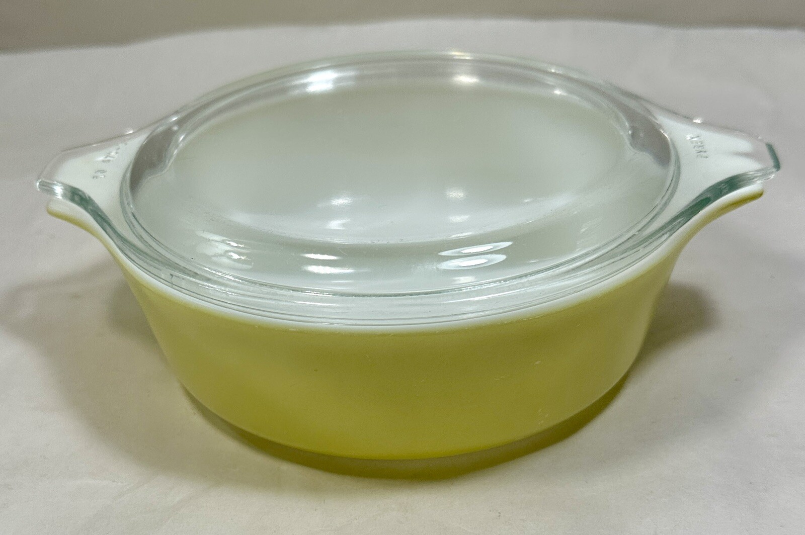 PYREX 6-1/4" Daisy Yellow 1 Pint 471 Round Refrigerator Dish 470-C Lid