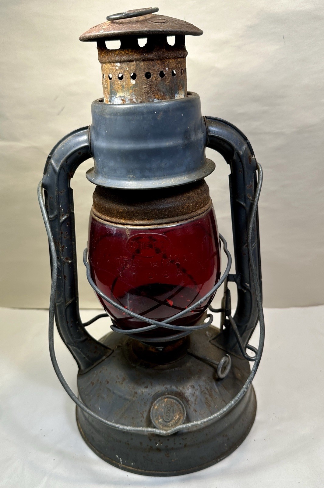 Vintage 1946 Gray Dietz Little Wizard Kerosene Lantern Red Loc-Nob Globe  - Image 3
