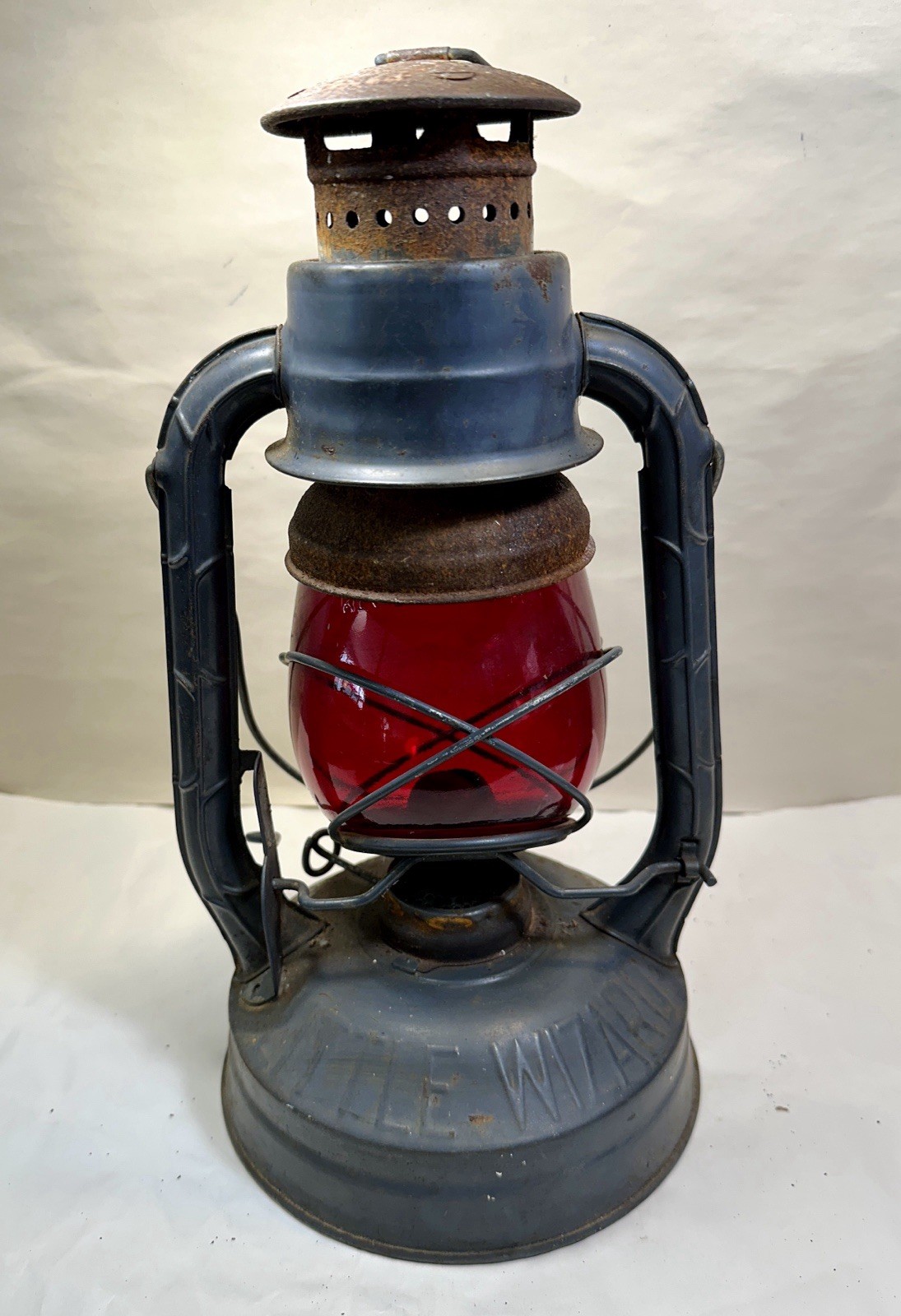 Vintage 1946 Gray Dietz Little Wizard Kerosene Lantern Red Loc-Nob Globe  - Image 6