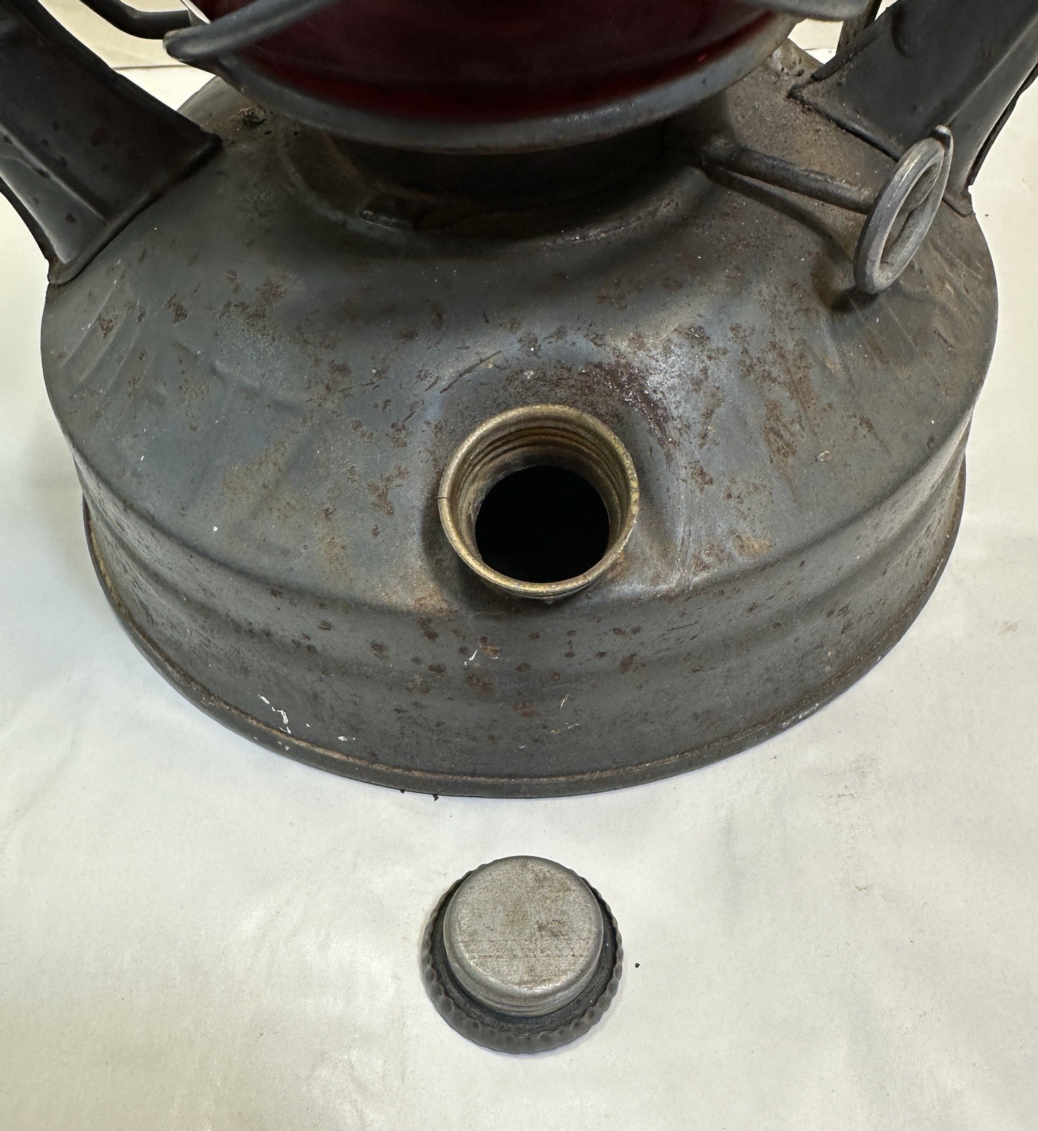 Vintage 1946 Gray Dietz Little Wizard Kerosene Lantern Red Loc-Nob Globe  - Image 10