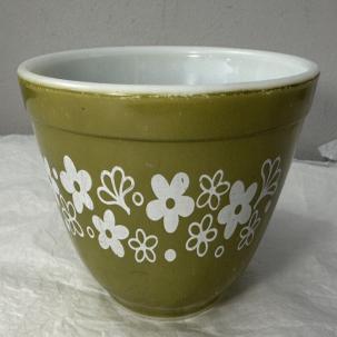 VTG PYREX Green Mixing Bowl Flowers Ovenware - 1.5 Pt