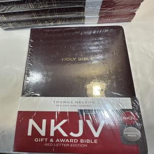 One (1) NKJV Gift and Award Bible - Burgundy Leatherflex - Thomas Nelson Inc.