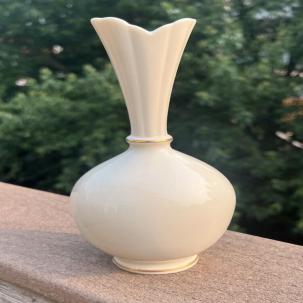 Vintage Lenox Cream Bone Bud Gold Trim Vase - 8 1/4" Tall - Immaculate