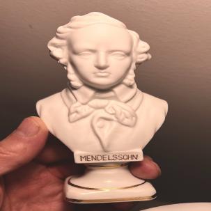23/349X Bisque Porcelain Gold Trim Mendelssohn 5 inches tall