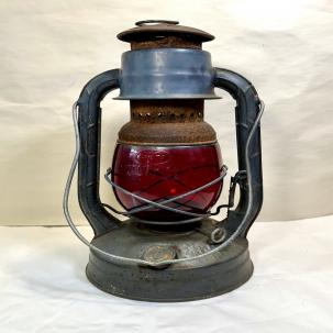 Vintage 1946 Gray Dietz Little Wizard Kerosene Lantern Red Loc-Nob Globe 